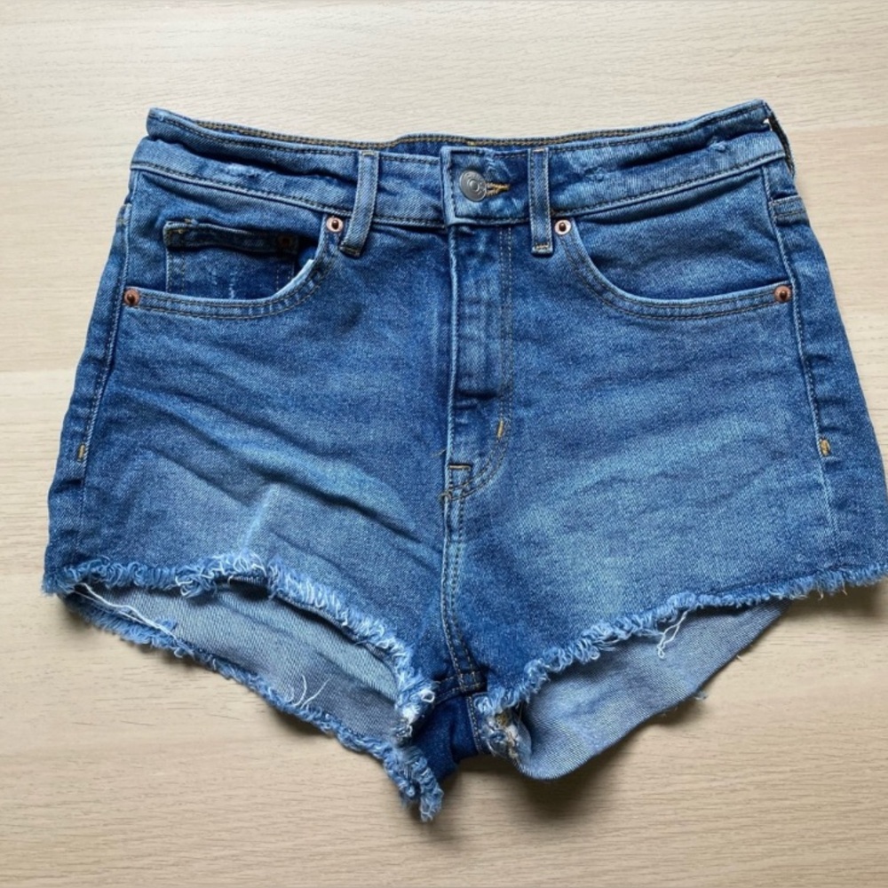 Divided H&M denim shorts, jean shorts, women’s size 6, frayed hem blue jeans